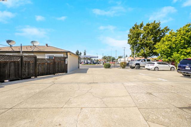 21926 Victory Dr, Hayward CA: https://media.crmls.org/mediaz/3ba4a7b7-d477-492f-99ac-3de9347ce654.jpg