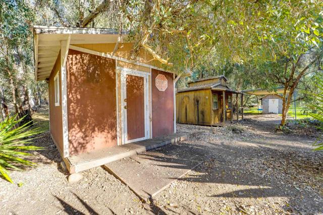 18408 Sweet Ln, Ramona CA: https://media.crmls.org/mediaz/3ba4e305-eb07-4d07-a320-f2b7e39ec4f1.jpg