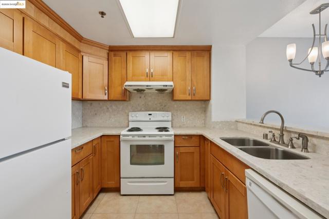 988 Franklin, Oakland CA: https://media.crmls.org/mediaz/3ba56e0d-5841-4494-91dd-2db332ec8688.jpg