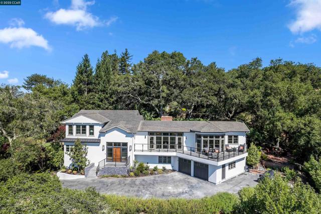 24 La Campana Rd, Orinda CA: https://media.crmls.org/mediaz/3ba6175e-485a-46a4-98b2-b7a2cbbbf028.jpg