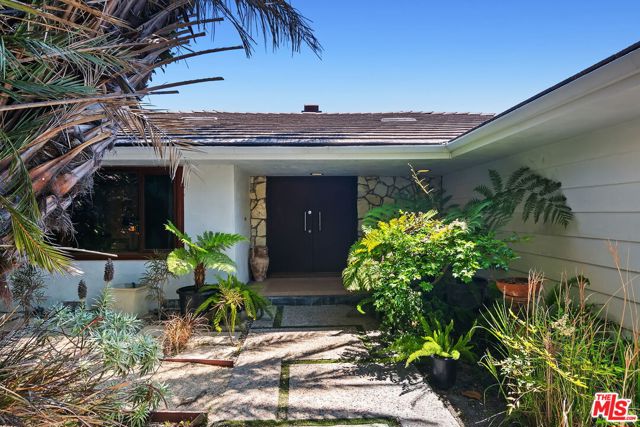 1166 LAS PULGAS Place, Pacific Palisades CA: https://media.crmls.org/mediaz/3ba6604a-8844-4b9c-8365-0491f307b5bc.jpg