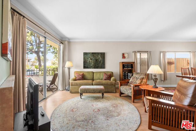 2405 34th Street, Santa Monica CA: https://media.crmls.org/mediaz/3ba6a241-b605-4631-b617-3f661f7e350b.jpg