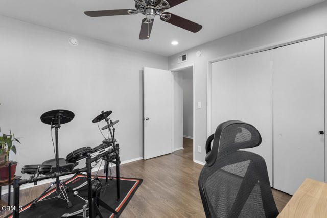 Detail Gallery Image 18 of 31 For 13561 Valerio St a,  Van Nuys,  CA 91405 - 3 Beds | 3 Baths
