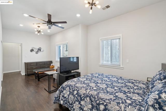 557 33Rd St, Oakland CA: https://media.crmls.org/mediaz/3ba84527-3181-4aa6-874c-f9eeb33100ec.jpg