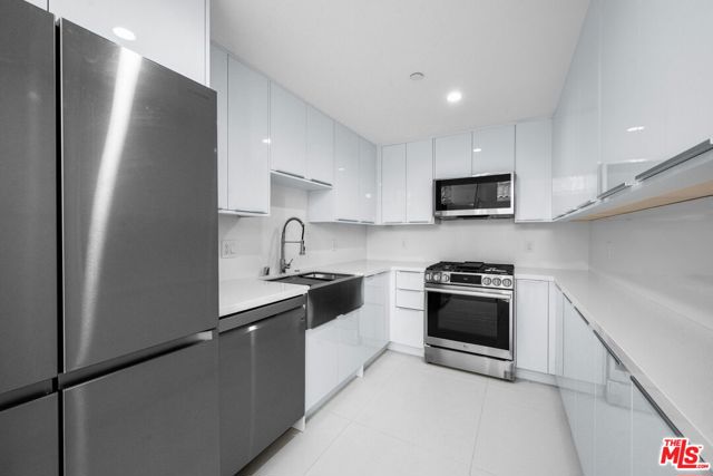 621 N Kings Road, West Hollywood CA: https://media.crmls.org/mediaz/3ba8a3ea-aa93-4ce7-a7bd-588f53417ed3.jpg