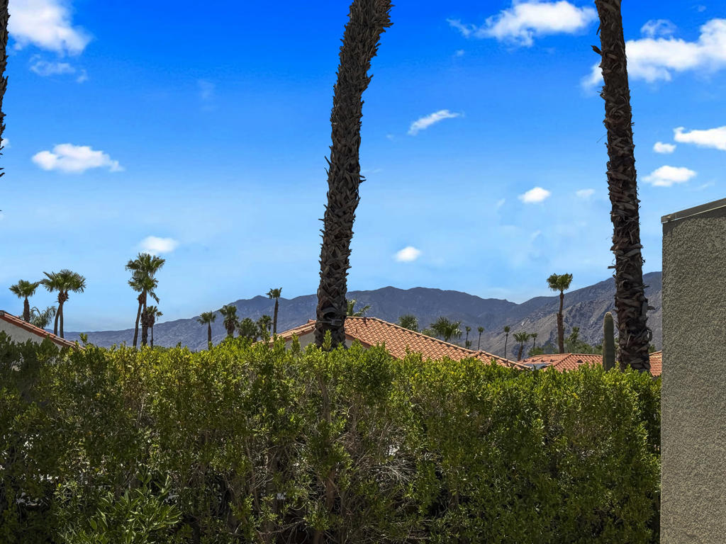 https://media.crmls.org/mediaz/3ba95dd2-5e9a-4857-a882-bfd3ad5dc0ec.jpg?preset=X-Large