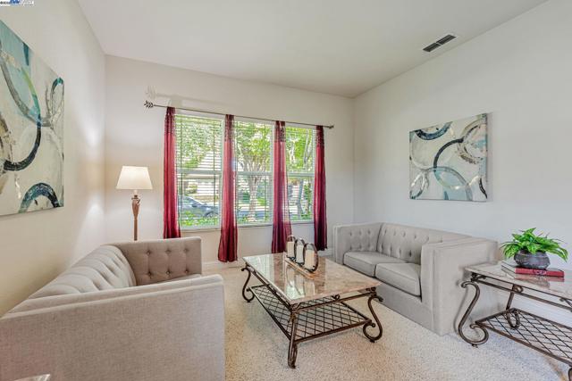 2453 Gardenstone Pl, Manteca CA: https://media.crmls.org/mediaz/3ba9c566-2cf3-4058-92db-0c50fc9f41a7.jpg