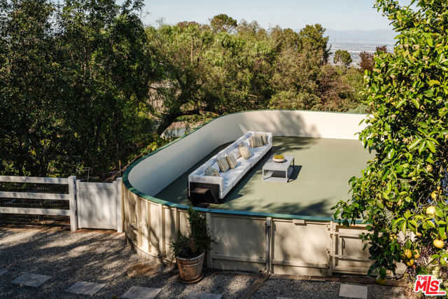 4 Buckboard Lane, Rolling Hills CA: https://media.crmls.org/mediaz/3baaa102-3bb5-491a-842a-25270a70d9e8.jpg