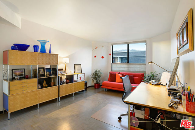 851 N Kings Road, West Hollywood CA: https://media.crmls.org/mediaz/3bab2bd1-8bad-4ca7-8337-57290d67ecd0.jpg