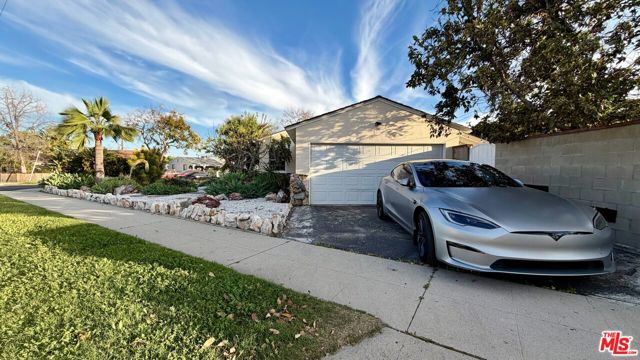 6257 Alcove Avenue, North Hollywood CA: https://media.crmls.org/mediaz/3bab346c-4a82-4042-be3e-d712eb658c6b.jpg