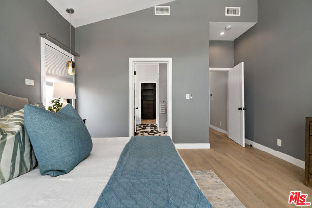 712 N Keystone Street, Burbank CA: https://media.crmls.org/mediaz/3babf65d-8704-4961-bd4e-2084ceb103ba.jpg