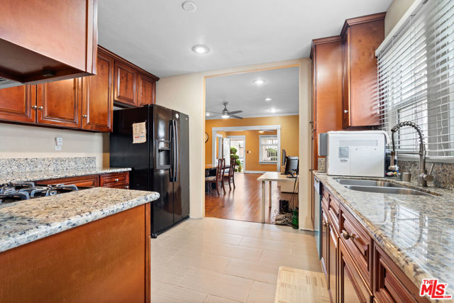 3941 2nd Avenue, Los Angeles CA: https://media.crmls.org/mediaz/3bad7284-6472-4a5b-9872-b182b31c651f.jpg
