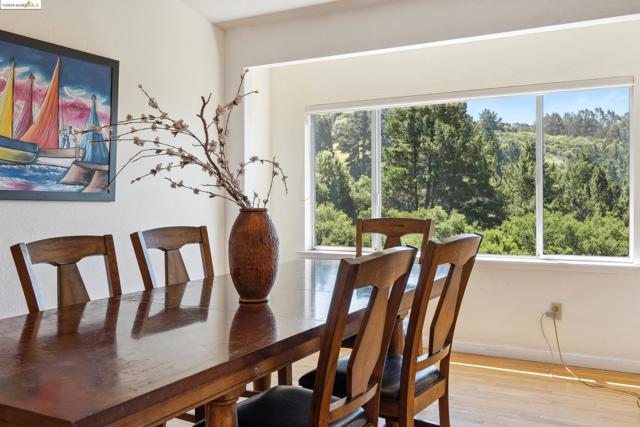 2335 Tunnel Rd, Oakland CA: https://media.crmls.org/mediaz/3bae4488-754d-4b16-9b42-f05bd04ae701.jpg