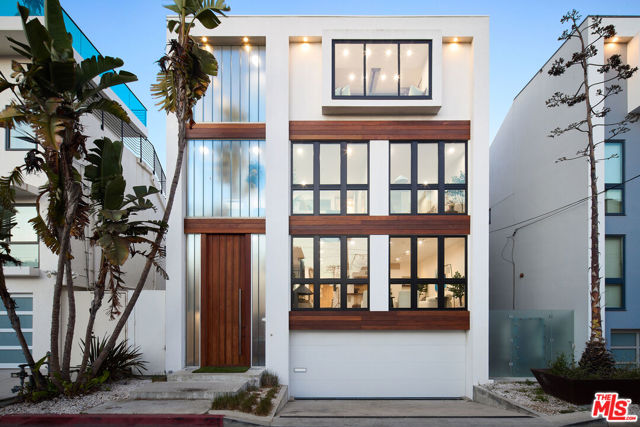 5106 Pacific Avenue, Marina del Rey CA: https://media.crmls.org/mediaz/3bae5391-80bf-4ac2-a32f-e6dc379a55f4.jpg