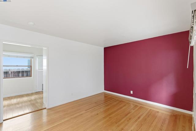 2133 Clinton Ave, Alameda CA: https://media.crmls.org/mediaz/3bafd5db-a55b-4c58-a000-2cfb7f457fc8.jpg