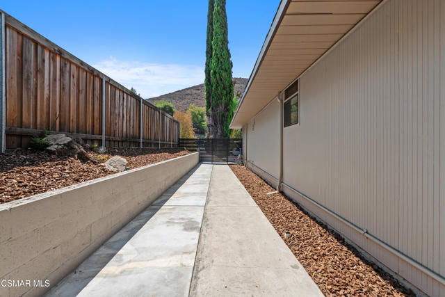 1449 Fordham Avenue, Thousand Oaks CA: https://media.crmls.org/mediaz/3bb0599f-7d31-4098-b3eb-0c255b881c5d.jpg