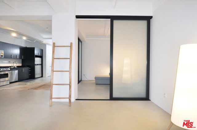 849 S Broadway, Los Angeles CA: https://media.crmls.org/mediaz/3bb09d4b-5dec-40a4-8de0-d7a130908bf8.jpg