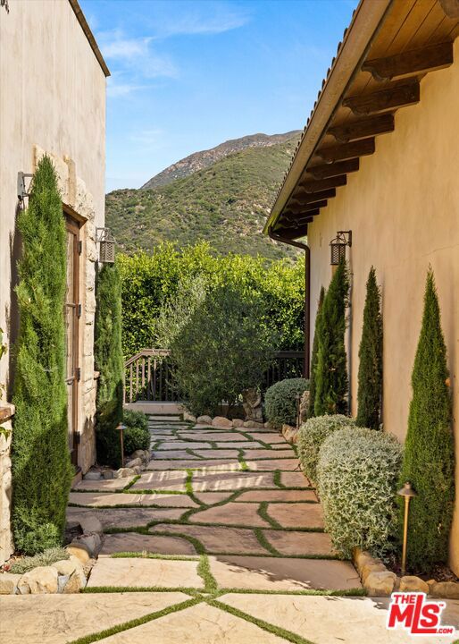 3091 Hidden Valley Lane, Santa Barbara CA: https://media.crmls.org/mediaz/3bb15a42-d942-441a-b817-edadf5f740e9.jpg