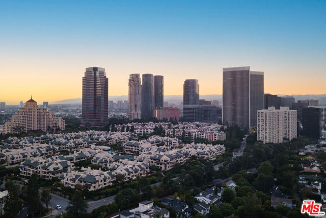 1256 Beverly Green Drive, Beverly Hills CA: https://media.crmls.org/mediaz/3bb203cc-db06-446a-9e45-7790917a2258.jpg