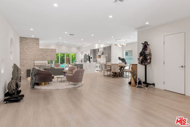 12763 Kling Street, Studio City CA: https://media.crmls.org/mediaz/3bb2b2e3-f4e6-458e-80ba-5e5b828cb6f2.jpg