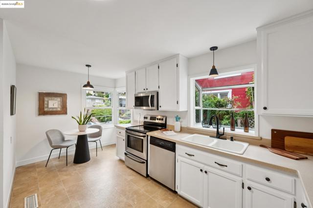 679 Mandana Blvd, Oakland CA: https://media.crmls.org/mediaz/3bb2e581-c117-4560-a0df-5b973d623150.jpg