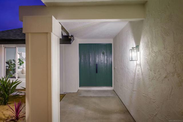 13856 Paseo Cardiel, San Diego CA: https://media.crmls.org/mediaz/3bb33acc-becb-4d47-93ec-254a10d06423.jpg