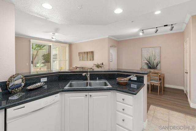 4165 Executive Dr, La Jolla CA: https://media.crmls.org/mediaz/3bb42b59-1031-4e0c-9202-059e7f51e83e.jpg