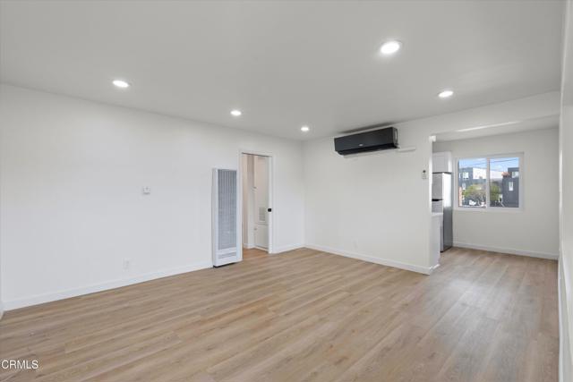 624 Silver Lake Boulevard, Los Angeles CA: https://media.crmls.org/mediaz/3bb45f3a-21d1-40db-9286-282298eb1a70.jpg