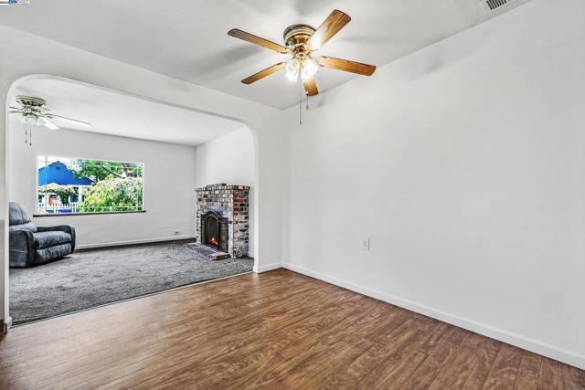 1137 Post St, Alameda CA: https://media.crmls.org/mediaz/3bb4e1ca-4af7-41f7-9271-d8fe9fb4d59d.jpg