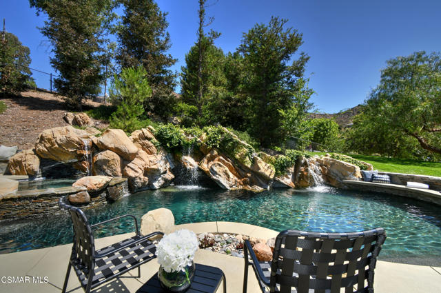 29677 Mulholland Highway, Agoura Hills CA: https://media.crmls.org/mediaz/3bb4eaf0-4c26-4718-869b-23591796d899.jpg