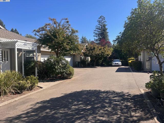 426 Piper St, Healdsburg CA: https://media.crmls.org/mediaz/3bb5c4d6-5292-4da9-83ce-ed6aeccfe941.jpg