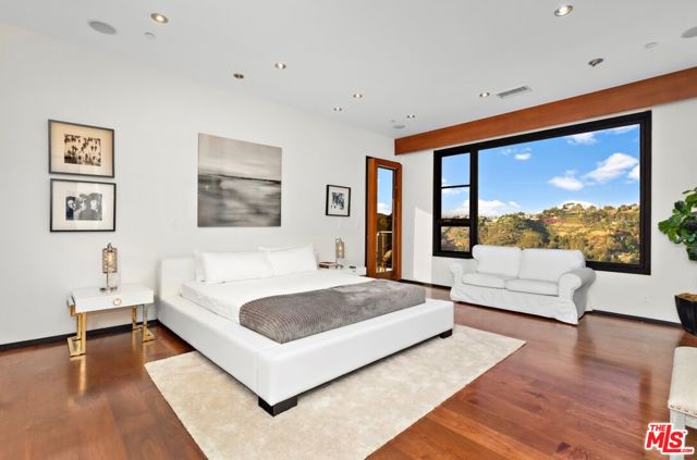 1018 Stradella Road, Los Angeles CA: https://media.crmls.org/mediaz/3bb5ede5-4995-4926-8d9f-f613ac59ed25.jpg