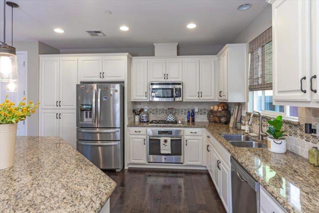 270 Robin Place, Gilroy CA: https://media.crmls.org/mediaz/3bb5fc89-d986-41ac-8891-a4c038d08487.jpg