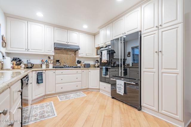 76 Robbins Court, Simi Valley CA: https://media.crmls.org/mediaz/3bb64fc2-22db-4fde-aa18-418561c92ca1.jpg