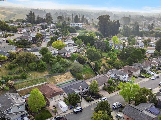 17914 Joseph Dr, Castro Valley CA: https://media.crmls.org/mediaz/3bb6d833-a4ea-489c-8839-b020588c9770.jpg