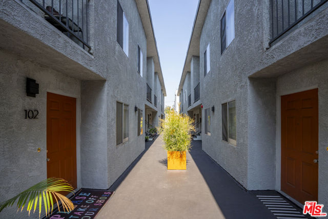 117 S Avenue 64, Los Angeles CA: https://media.crmls.org/mediaz/3bb6e132-52dc-4ec0-b1e3-002c03099470.jpg