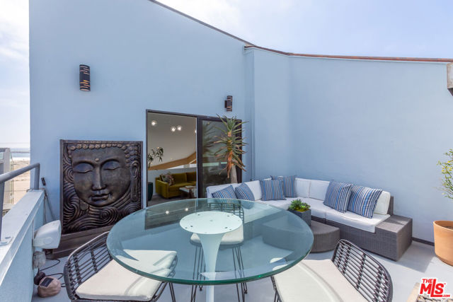 18 Union Jack Street, Marina del Rey CA: https://media.crmls.org/mediaz/3bb71ea2-46af-4521-b601-ccdd3fc89c0f.jpg