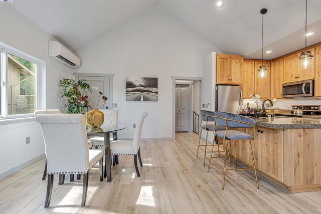 20244 Lower Skyridge Dr, Groveland CA: https://media.crmls.org/mediaz/3bb78f40-c4ad-4870-bfbe-80a636dbd7ce.jpg
