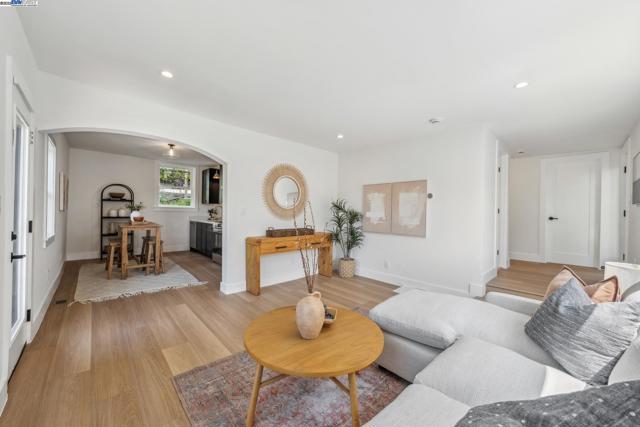 1129 WELLINGTON STREET, Oakland CA: https://media.crmls.org/mediaz/3bb7edd0-3d66-4ce2-9edf-fa601c296fea.jpg
