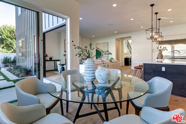 11729 Hartsook Street, Valley Village CA: https://media.crmls.org/mediaz/3bb8f0c2-3e6d-4eb0-846a-35ababc52512.jpg