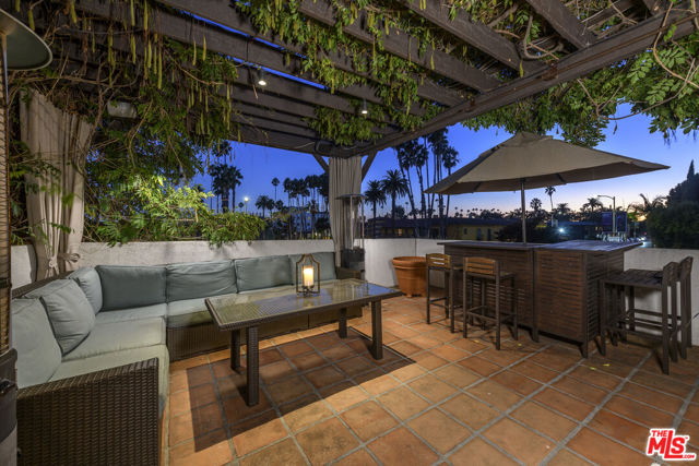5181 Franklin Avenue, Los Angeles CA: https://media.crmls.org/mediaz/3bb9562a-5868-48e1-973b-eb89d475c3e2.jpg