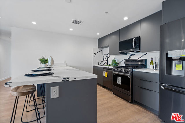 321 S Oxford Avenue, Los Angeles CA: https://media.crmls.org/mediaz/3bb988c0-67c0-4516-8253-81f15d57948f.jpg