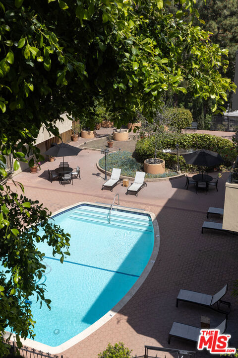 6708 Hillpark Drive, Los Angeles CA: https://media.crmls.org/mediaz/3bbb80e1-dadb-4559-83ec-1544e45c6561.jpg