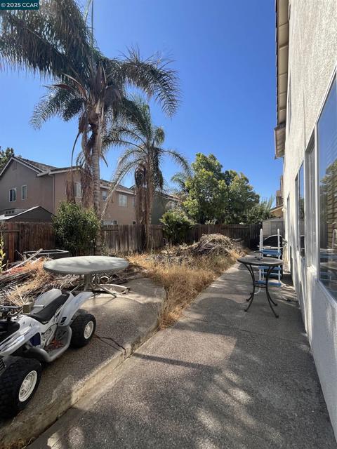 1214 Dover Ln, Tracy CA: https://media.crmls.org/mediaz/3bbb875d-1d01-4e6f-9ee9-daf7f066e9b5.jpg