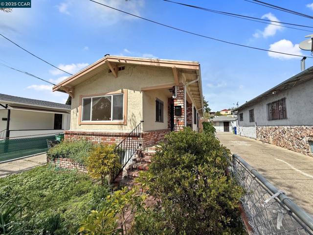 2129 Harrington Ave, Oakland CA: https://media.crmls.org/mediaz/3bbbddfe-d1dd-4fb1-a97b-dfa2712c9fac.jpg