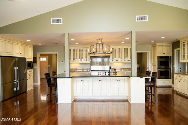 385 Somerset Circle, Thousand Oaks CA: https://media.crmls.org/mediaz/3bbc64ff-1c9e-472e-9229-65372dc599ae.jpg