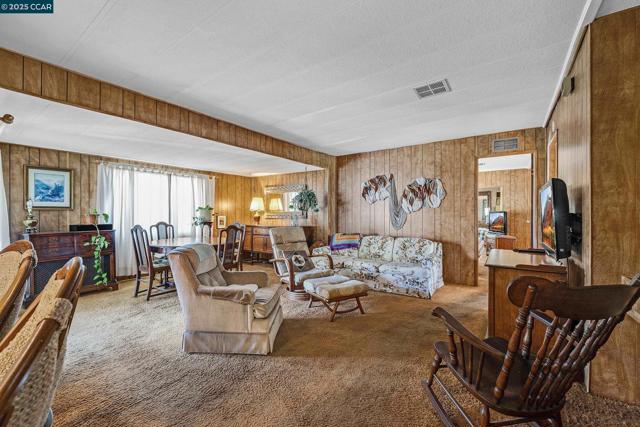 1474 Wakefield Dr, Hayward CA: https://media.crmls.org/mediaz/3bbd5c76-24ba-4726-8d29-e580c8d3f794.jpg