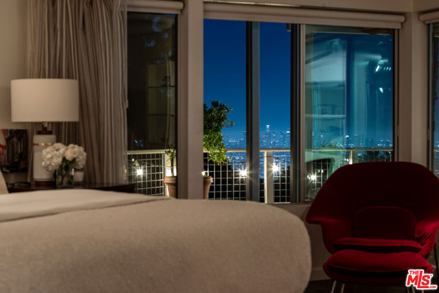 2224 Hercules Drive, Los Angeles CA: https://media.crmls.org/mediaz/3bbdda25-eb5b-417d-b77d-bdafeba5bb1f.jpg