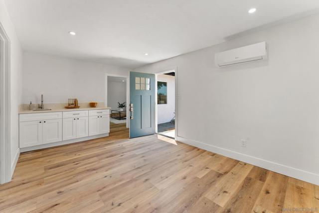 4316 Clairemont Dr, San Diego CA: https://media.crmls.org/mediaz/3bbe47ae-7157-40bf-95fe-1227766ddcd6.jpg