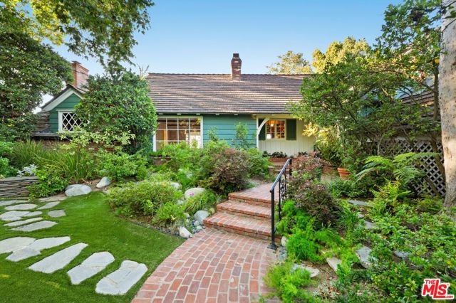 15401 Mulholland Drive, Los Angeles CA: https://media.crmls.org/mediaz/3bbeeff8-dea4-4b36-8bd2-c4839cec853d.jpg
